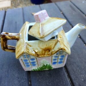 Charming Cottage Teapot with Lid - Brown and White